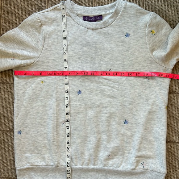 NWT Gloria Vanderbilt LG sweatshirt with small embroidered flowers - Picture 4 of 10